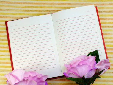 defter ve güzel buket çiçek boş levha Üstten Görünüm