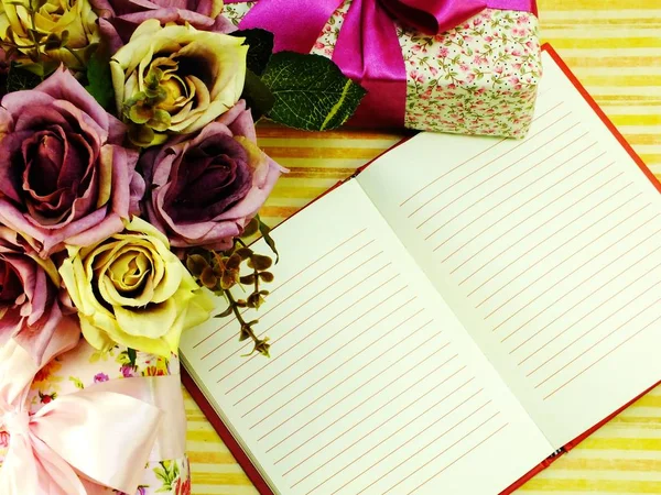 Вид на чистый лист блокнота и красивые букеты цветов — стоковое фото