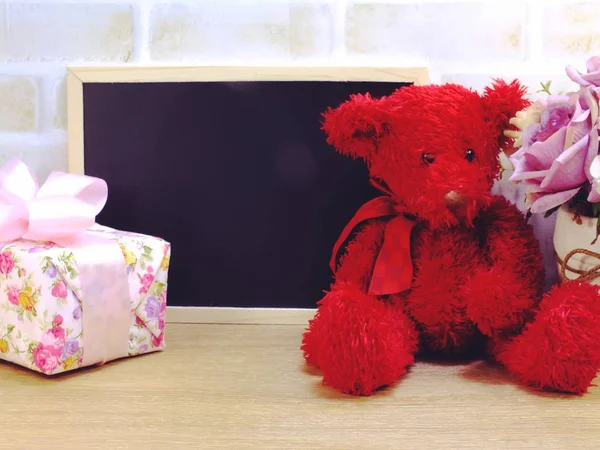 Muñeca osito de peluche lindo con caja de regalo y flores con espacio de copia —  Fotos de Stock