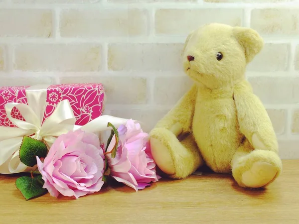 Muñeca osito de peluche lindo con caja de regalo y flores con espacio de copia —  Fotos de Stock