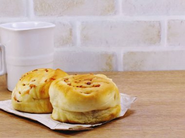 güzel romantik hediye kutusu ve yapay çiçek buketi