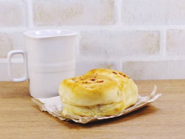 güzel romantik hediye kutusu ve yapay çiçek buketi