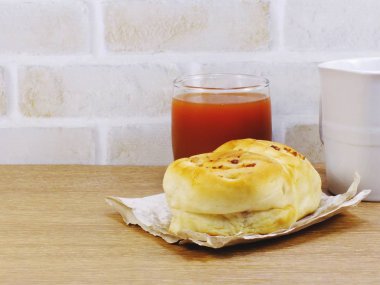 ev yapımı ekmek pastırma jambon domuz eti mayonez ve meyve suyu ile