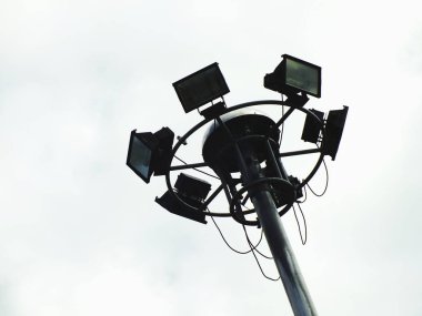 Açık mavi gökyüzü altında büyük spot yazı