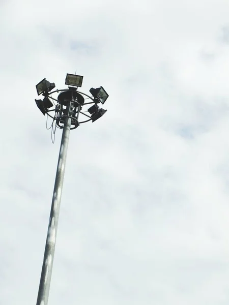 Foco del poste en el centro de atención del poste del cielo azul en el jardín para la luz en tiempo de noche —  Fotos de Stock