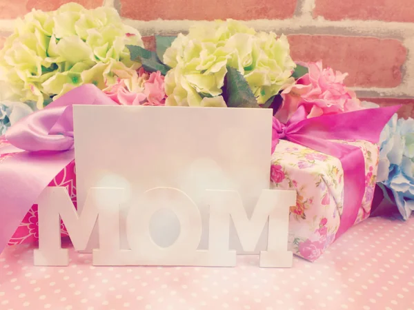 Текстовий текст мама і подарункова коробка представлені з фоном простору копіювання зроблений з вінтажним фільтром кольору — стокове фото