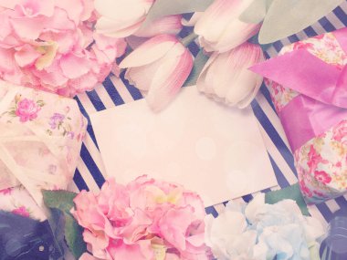 hediye kutusu mevcut ve vintage ile çiçek dekorasyon arka plan rengine filtre uygula