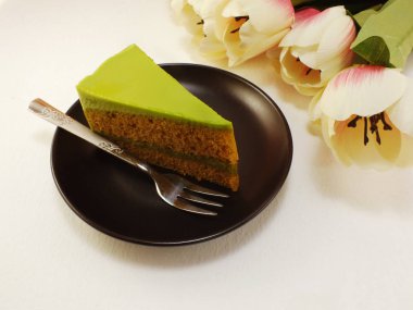 ev yapımı yeşil çay pasta bahar çiçek ve uzay ile çanak üzerinde arka plan kopyalama