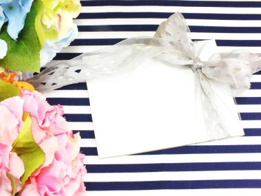 güzel yapay çiçekler ve boş etiket metni boş beyaz tebrik kartı