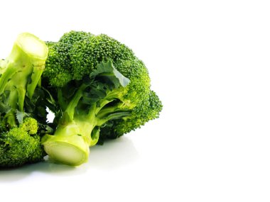 Brokoli beyaz arkaplanda izole edildi