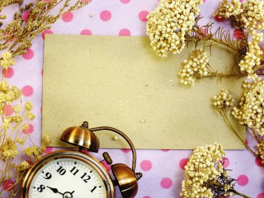 Saat alan adam ile kuru çiçek ile süsleyin