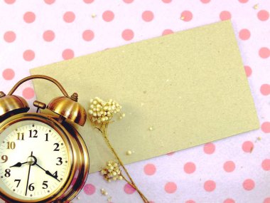 Saat alan adam ile kuru çiçek ile süsleyin