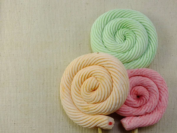 Kleurrijke swirl mashmellow zoete snoep met ruimte achtergrond — Stockfoto
