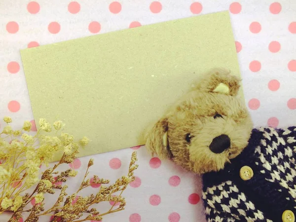 Teddybeer versieren met gedroogde bloem en wekker vintage filterkleur — Stockfoto