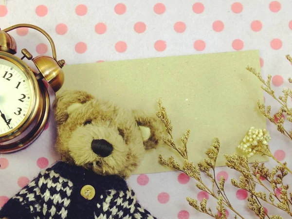 Teddybeer versieren met gedroogde bloem en wekker vintage filterkleur — Stockfoto
