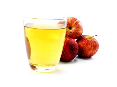 Beyaz arka planda izole edilmiş elma suyu.