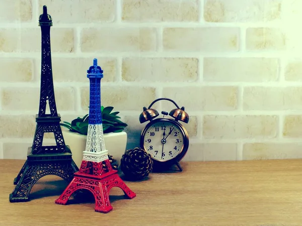 Obrázek dekorativní Eiffelova věž a různé domácí výzdoba související objekty — Stock fotografie