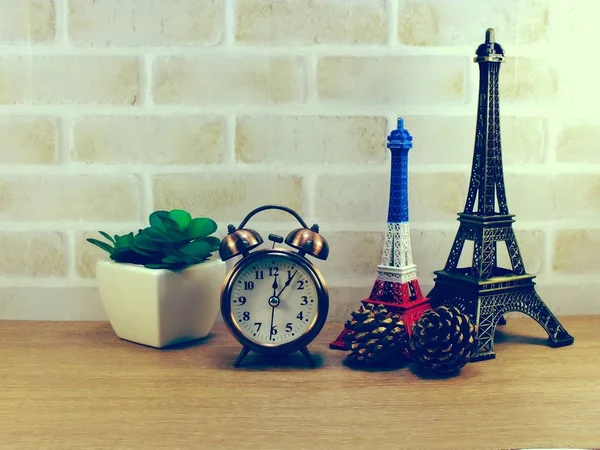 Bilden av dekorativa Eiffeltornet och annan Heminredning relaterade objekt — Stockfoto