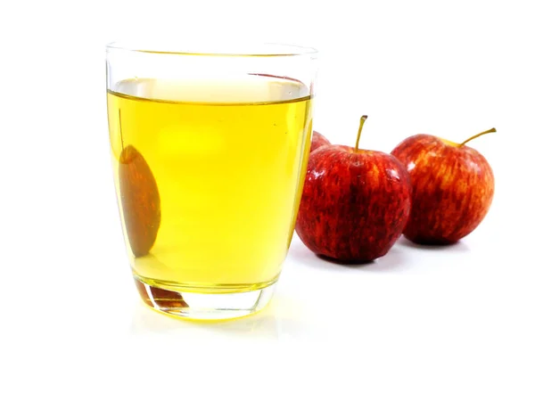 Яблочный сок в стекле изолированы на белом фоне — стоковое фото