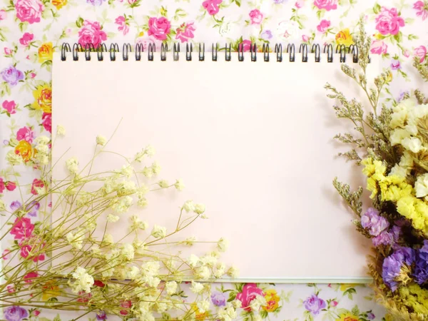 Stylowe makieta z kwiatami, aby wyświetlić swoje dzieła sztuki — Zdjęcie stockowe