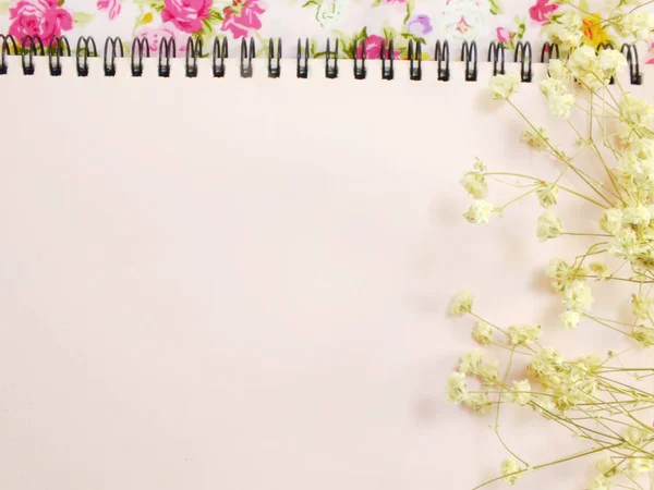 Stylový makety s květinami zobrazit náhodně — Stock fotografie