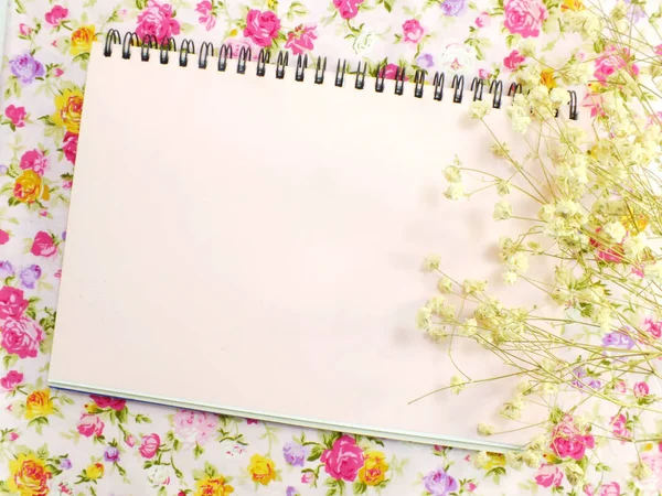 Snygga mockup med blommor att visa dina konstverk — Stockfoto