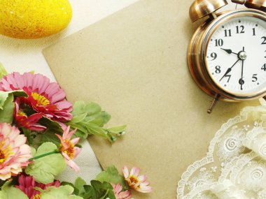 kopya alanı ile Paskalya yumurta ve çiçekler Üstten Görünüm