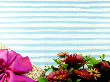 güzel romantik hediye kutusu ve yapay çiçek buketi