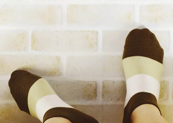 Πόδια γυναίκας χαλάρωση και άνεση διακοπών έννοια φόντο vintage τόνωση — Φωτογραφία Αρχείου