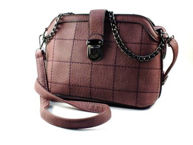 Beyaz arka plan üzerinde izole mor kadın çanta