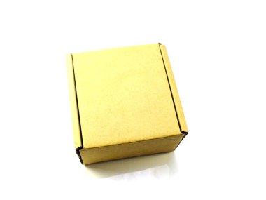 Beyaz arka plan üzerinde izole kahverengi kağıt paket kutu