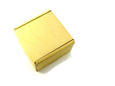 Beyaz arka plan üzerinde izole kahverengi kağıt paket kutu