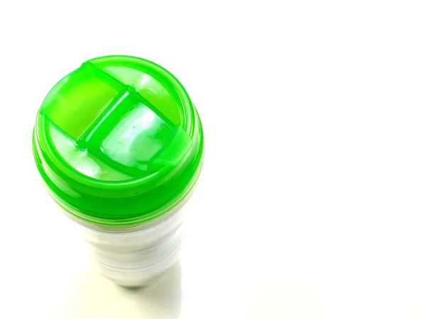 Вид пластиковой бутылки с водой на белом фоне — стоковое фото
