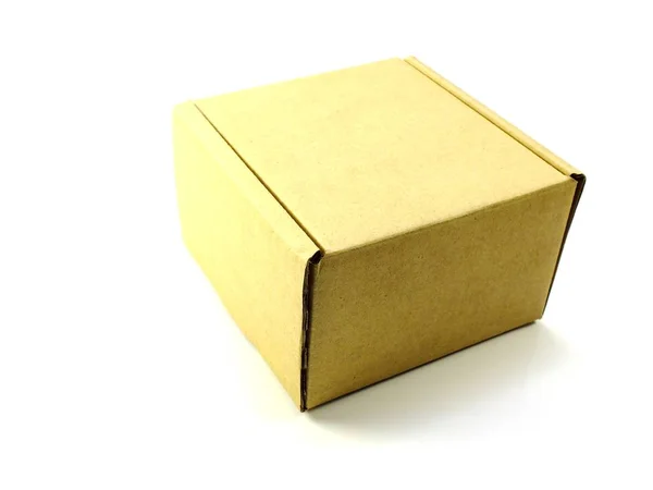 Caixa de pacote de papel marrom isolado no fundo branco — Fotografia de Stock