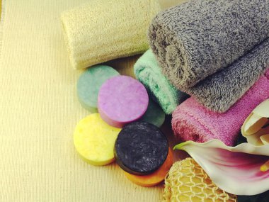 meyve sabun ve renkli banyo Havlu spa ve sağlıklı arka plan