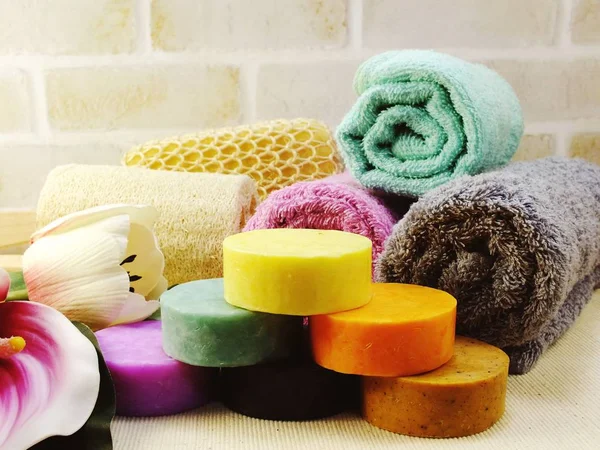 Frukt tvål och färgglada bad handdukar spa och friska bakgrund — Stockfoto