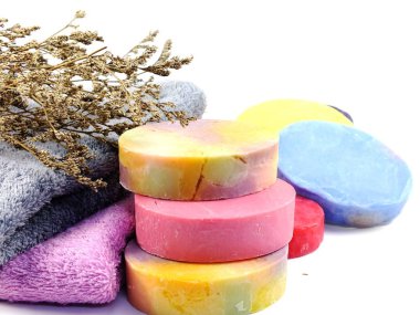 renkli el alan arka plan üzerinde havlu ile sabun yapımı