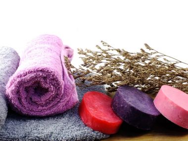 renkli el alan arka plan üzerinde havlu ile sabun yapımı