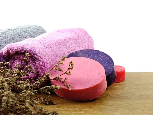 Kolorowe ręcznie robione mydło z ręcznikiem na tle przestrzeni — Zdjęcie stockowe