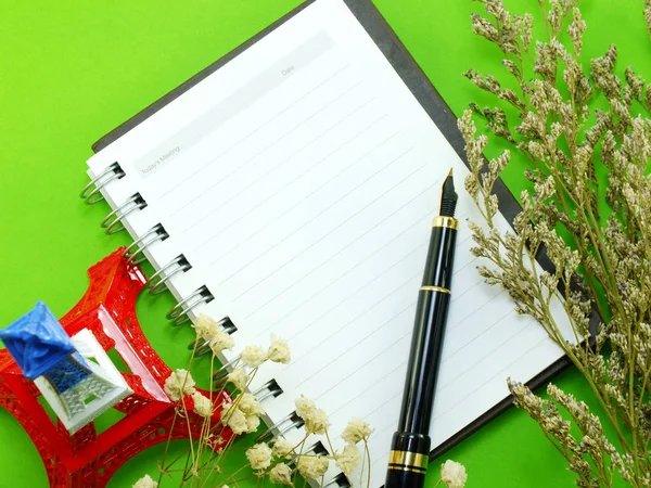 Macaroons franceses com flor seca e vazio notebook página de fundo — Fotografia de Stock