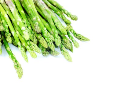 Beyaz arkaplanda yeşil çiğ kuşkonmaz