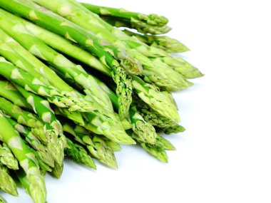 Beyaz arkaplanda yeşil çiğ kuşkonmaz