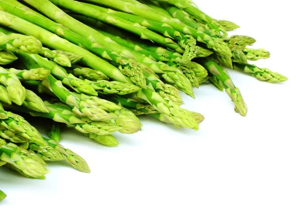 Groene ruwe asperges geïsoleerd op witte achtergrond — Stockfoto