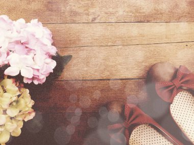 Kadın Ayakkabı ve çiçek buketi ahşap arka plan üzerinde daireler