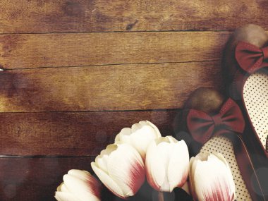 Kadın Ayakkabı ve çiçek buketi ahşap arka plan üzerinde daireler