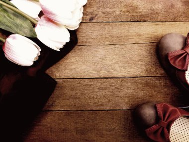 Kadın Ayakkabı ve çiçek buketi ahşap arka plan üzerinde daireler