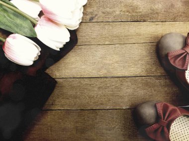 Kadın Ayakkabı ve çiçek buketi ahşap arka plan üzerinde daireler