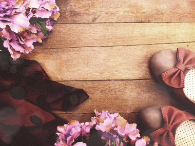 Kadın Ayakkabı ve çiçek buketi ahşap arka plan üzerinde daireler