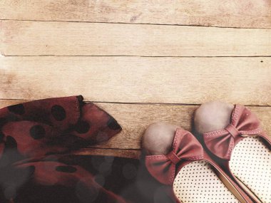 Kadın Ayakkabı ve çiçek buketi ahşap arka plan üzerinde daireler