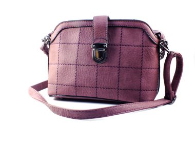 Beyaz arka plan üzerinde izole mor kadın çanta